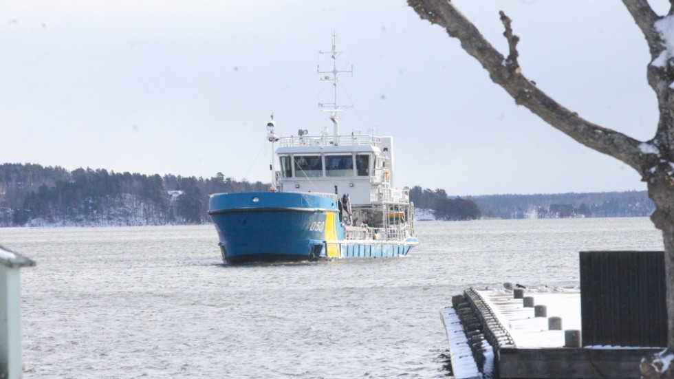 Vad händer här? Jo, Kustbevakningen lade till vid Mariefreds ångbåtsbrygga för att delta vid ett seminarium om hydraulik. Att den imponerande båten gick att betrakta för förbipasserande var en klar bonus.