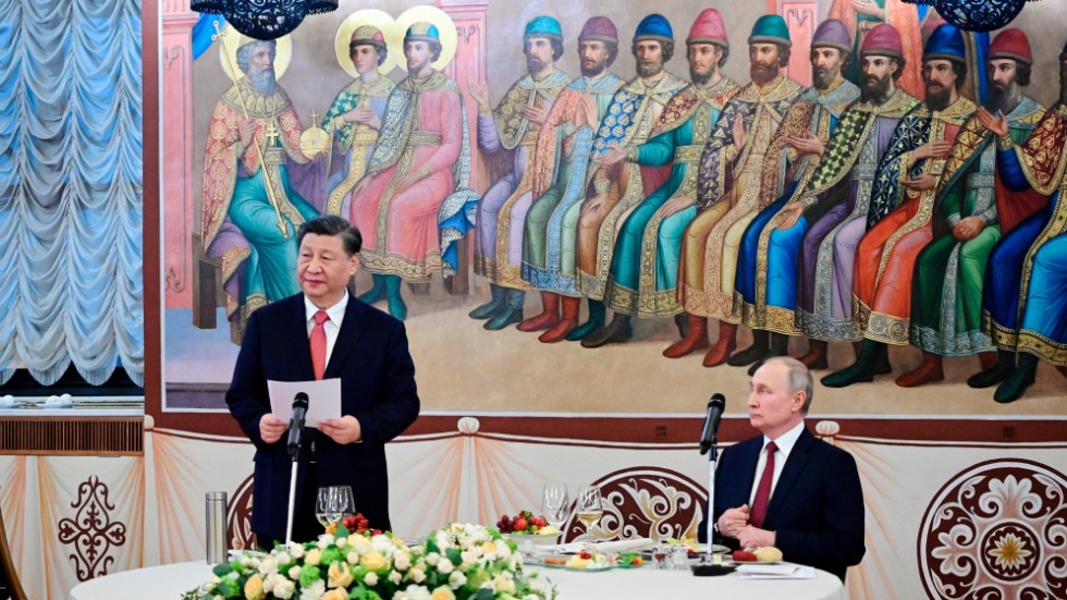 "Om han någon gång skulle bli utspottad av den ryska befolkningen eller statsledningen så är hans alternativ för exil begränsade" skriver Jakob Styrenius om Vladimir Putin. Bilden togs 21 mars när Kinas president Xi Jinping besökte Moskva.
