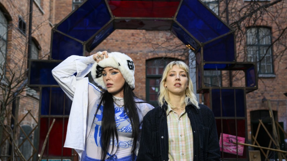 Popdrottningarna Miriam Bryant och Veronica Maggio slår sina musikaliska påsar ihop. I juli och augusti åker de på turné tillsammans till sju städer i Sverige.
