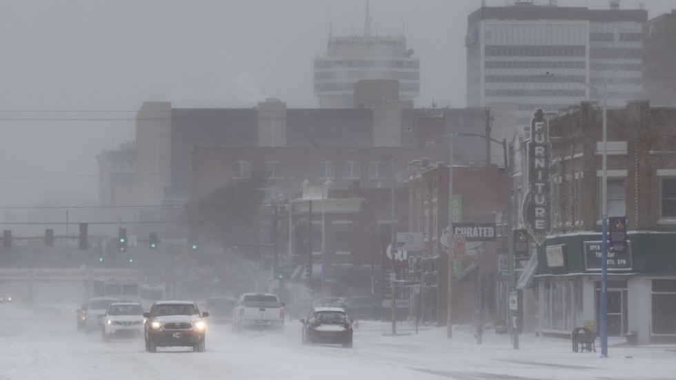 En svår vinterstorm drabbar Mellanvästern i USA, som Wichita i delstaten Kansas.