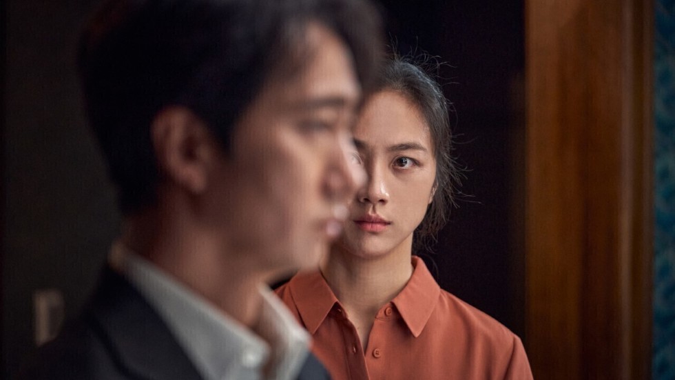 Park Hae-Il och Tang Wei i en scen i "Decision to leave". Pressbild.