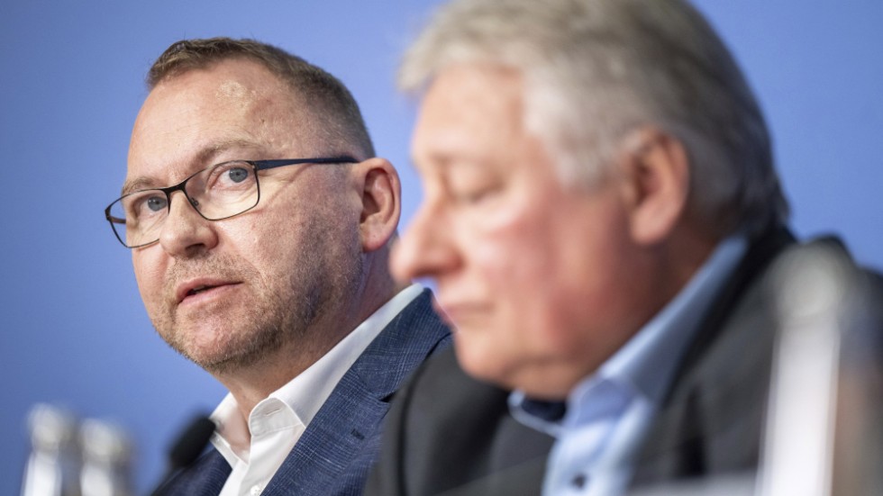 Frank Werneke, Verdi, och Martin Burkert, EVG, varslar om strejk bland sina medlemmar i den tyska transportsektorn.