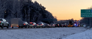 Trafikolycka på E18 skapade kilometerlånga köer – en person till sjukhus