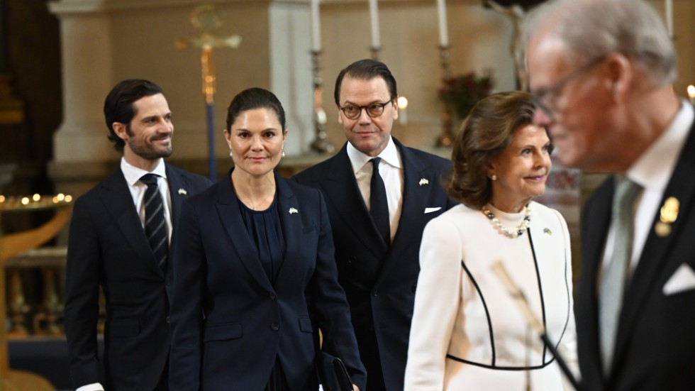 Drottning Silvia, kronprinsessan Victoria, prins Daniel, prins Carl Philip på väg in till fredsbönen i Slottskyrkan på Stockholms slott.