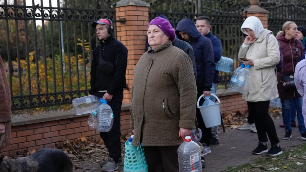 Människor köade för att få vatten i Kiev under måndagen.