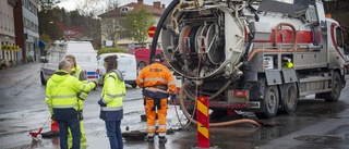 Bajsvattenläcka i centrala Gnesta – störningar att vänta: "Vi måste nog leda om trafiken"