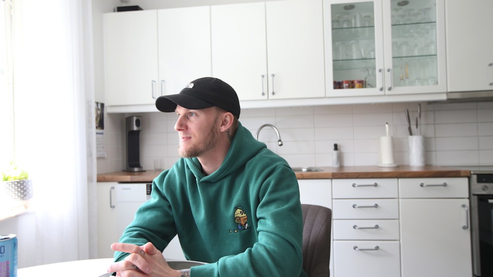 Mathias Thörnblom, Piraternas nyförvärv, träffade Sporten i Malmö inför fjolårets säsong. Då körde han aldrig något för Piraterna. Men nu på tisdagen är han redo för Piratdebut när det är match mot Rospiggarna hemma i Motala.