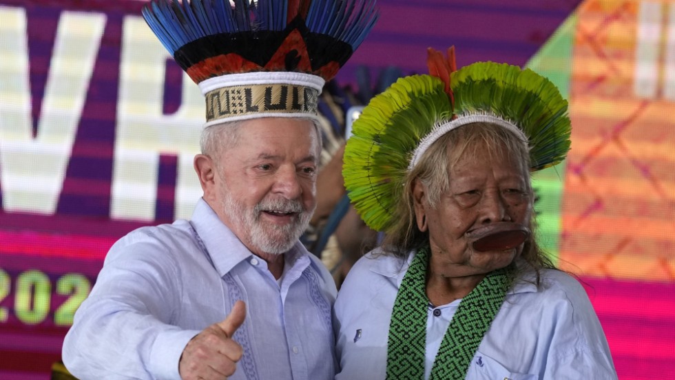 Brasiliens president Luiz Inácio Lula da Silva (till vänster) med Cacique Caiapo, Raoni Metuktire.