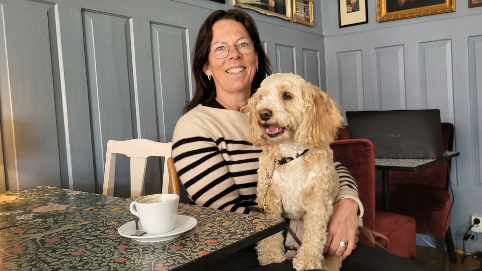 Erica Thool med hunden Ester besöker gärna ställen där hundar är välkomna in.