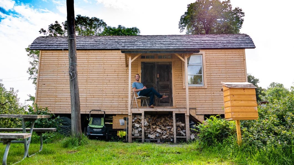 Manuel Kohout älskar hantverk och trä. Det märks vid bygget av hans första “tiny house”, som han själv bor i.