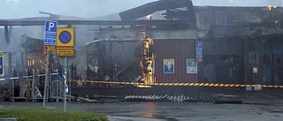 Köpcenter förstört i brand