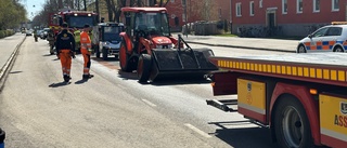 Traktor tappade hjul – orsakade bilköer