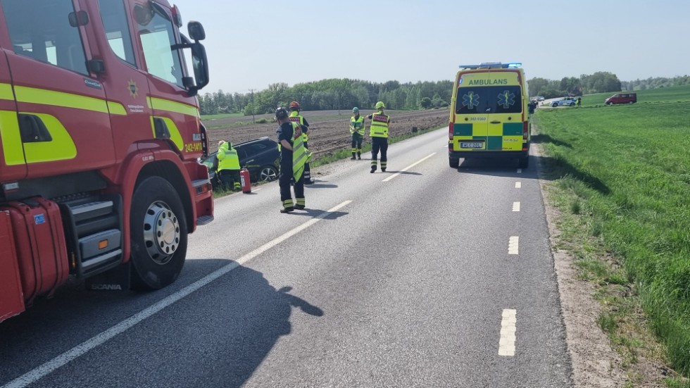 En personbil körde i diket på väg 210.