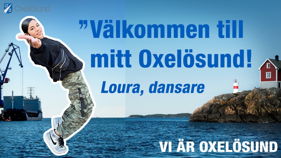 Oxelösundaren och dansaren Loura var först ut med att välkomna besökare till Oxelösund sedan den digitala skylten vid motorvägen lagats.