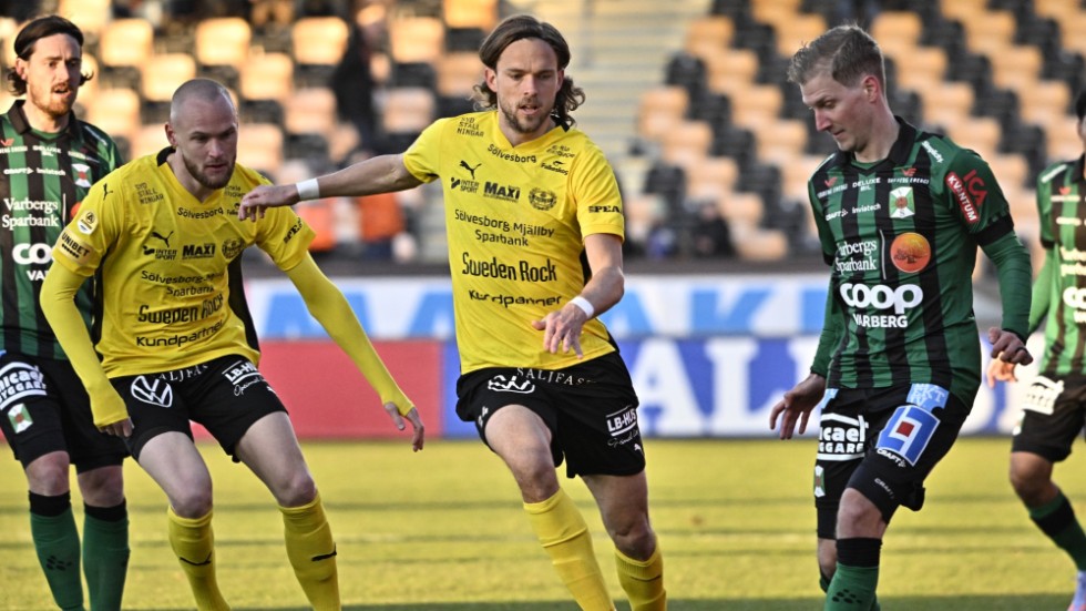Tom Pettersson (mitten) är tillbaka i allsvenskan. Nu i Mjällbys gula tröja. Arkivbild. 