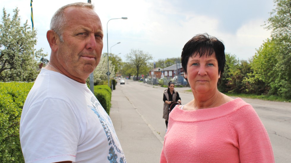 Jill Wremerth Andersson och Stefan Lindwall bor på Stora Trädgårdsgatan, där fortkörare har blivit ett problem sedaan vägen blev huvudled 2018. Nu anlägger de en ny parkeringsplats i trädgården, så att barn och barnbarn slipper gå längs vägen när de kommer på besök. 