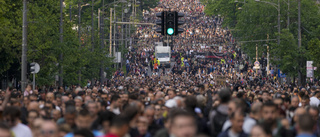 Massiv manifestation mot våld i Belgrad