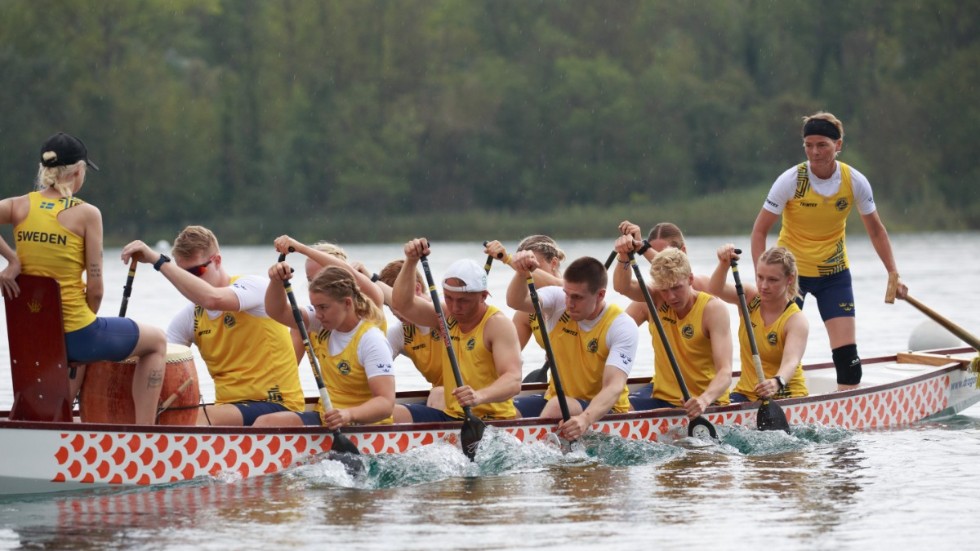 Karl Flintberg paddlar mot medalj i en mixad tiomannabesättning.