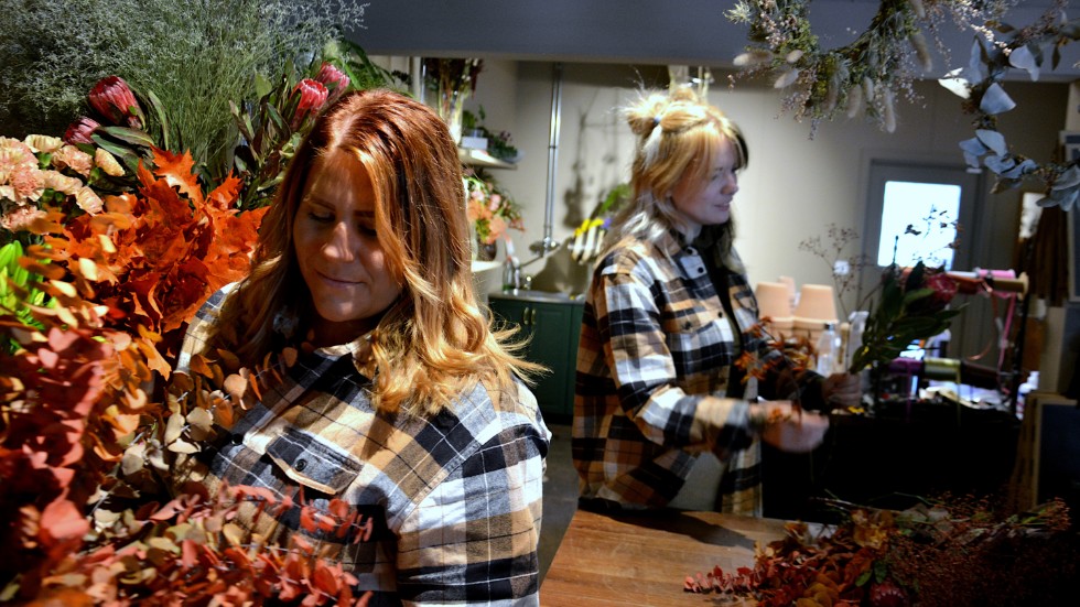 Louise Bäckstrand och Pyttan Spetz jobbar på Sofielunds blomsterhandel där höstfärgerna nu dominerar.