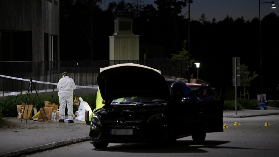 Polisens tekniker på plats där en man skjutits till döds i Haninge i slutet av augusti. Mannen, som var i 25-årsåldern, blev dödsoffer nummer 47 i skottlossningar i Sverige under 2022. Arkivbild.
