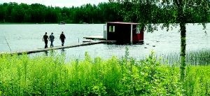 Emil och Robert har en flotte med hus