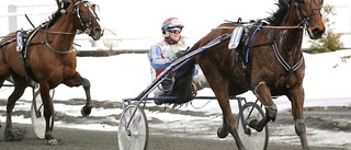 Raz Mackenzie plockar upp segertråden