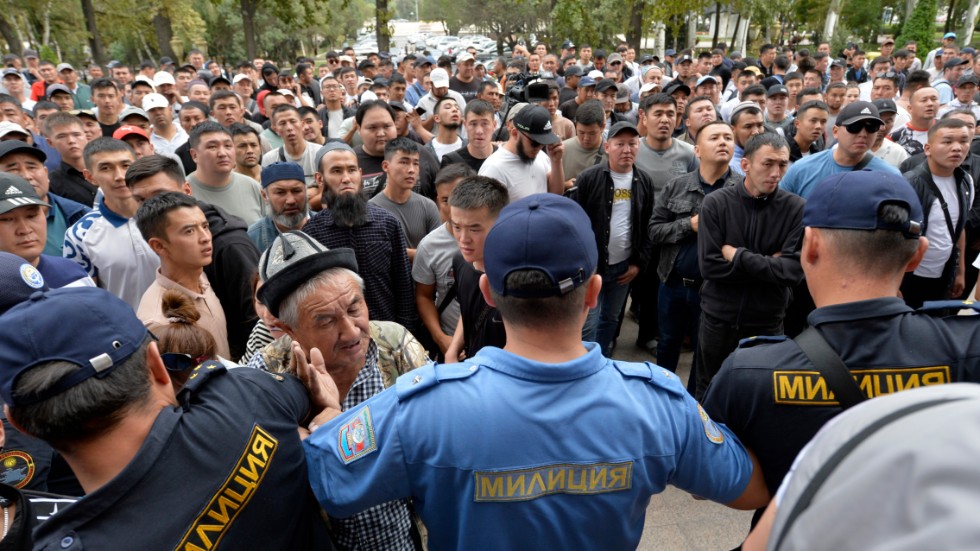 Kirgizer i huvudstaden Bisjkek som uppges köa för att anmäla sig som frivilliga soldater i konflikten med Tadzjikistan under fredagen.