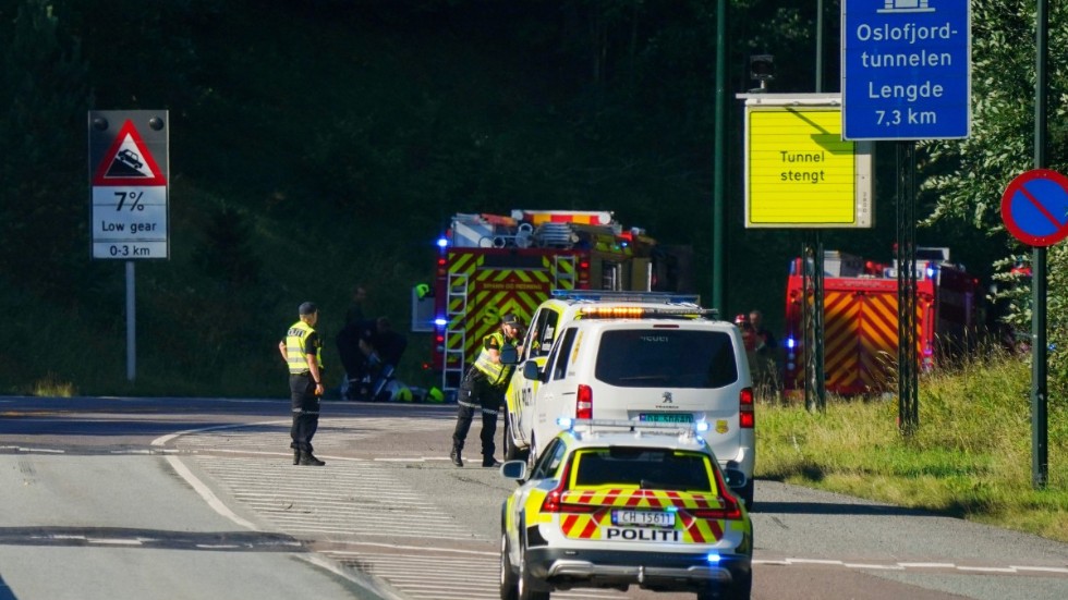 En lastbil började brinna inne i Oslofjordtunneln.