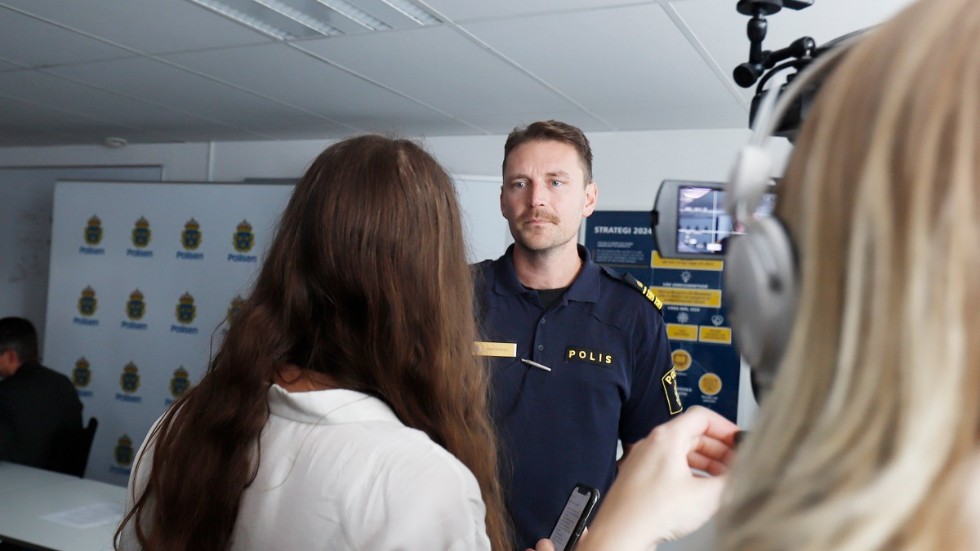 Oscar Nissfolk, biträdande chef för lokalpolisområde Eskilstuna, intervjuas i samband med torsdagens presskonferens.