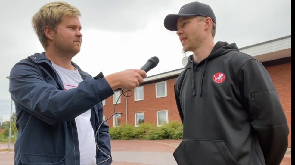 Filip Lennström framför hotellet där Vita Hästen spenderade natten.