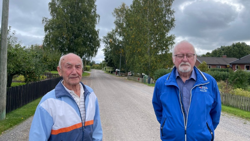 "Det är en soppa utan like, jag trodde faktiskt bättre om min kommun, säger Bengt Karlsson (t h), ordförande i Stallarholmens vägförening. Bengt Malmquist t v.  