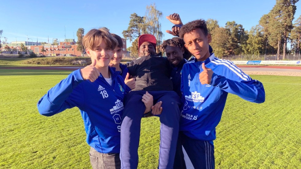 Joel Jensen, Kevin Sardari Oquiz, Jayden Nzoka och Aram Laine hissar sin coach Charlie Nzoka som fört Viljans U17-trupp till serievinst i Västmanland/Örebro län.