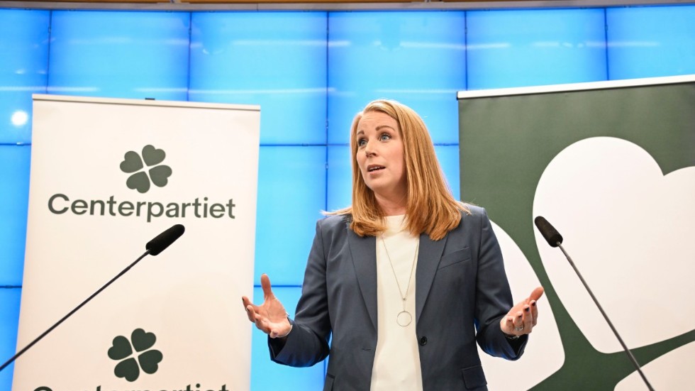Centerns partiledare Annie Lööf meddelar sin avgång under en pressträff på torsdagen.