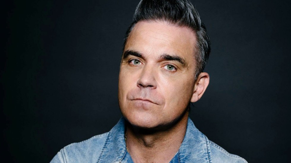Robbie Williams är dubbelaktuell 25 år efter solodebuten – och 32 år efter att han blev världskänd. Pressbild.