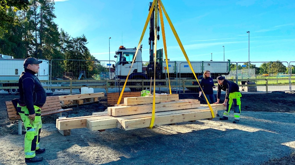 Arbetet med den nya mötesplatsen, Trögdsparken, i Lillkyrka är snart färdigt. På onsdagen sattes sittmöbeln, som tillverkats av tallar från kommunens mark, på plats.