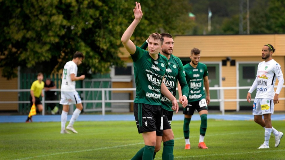 Joel Bernhardsson firar ett mål på Enavallen med Marcus Ytter och Mohamed Ibrahim närmast i bild. Nu lämnar han ESK efter fyra säsonger och är klar för GUSK i division 3. Joel tvekade länge att förlänga redan för två säsonger sedan, men nu berättar han om SMS:et som fick det att väga över.