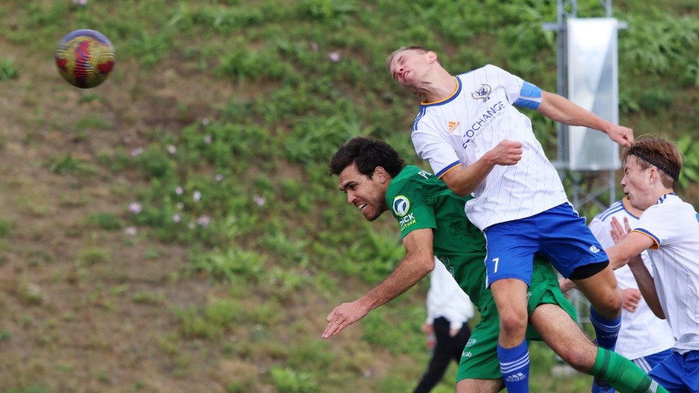 Åbykaptenen Danny Hansson trycker undan Gil från Eneby.