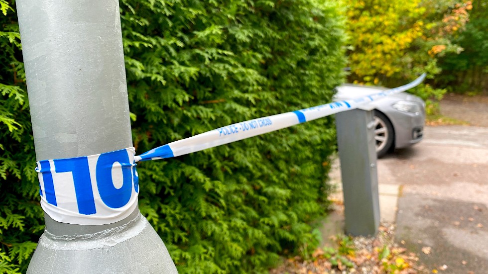 På fredagsmorgonen var det bara polisavspärrningen som vittnade om händelsen på Bahcovägen där två personer blev skjutna på torsdagskvällen. Boende i området är sparsamma med kommentarer.