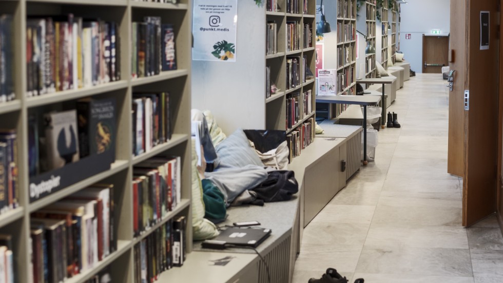För många unga är biblioteken en trygg plats där man kan hämta andan och träffa engagerade vuxna, få läxhjälp eller använda en dator. Arkivbild.