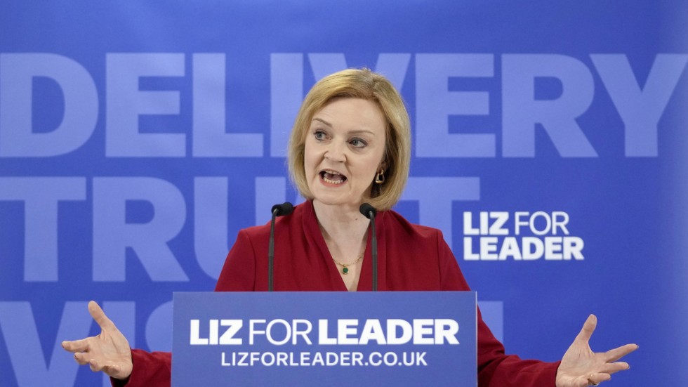 Liz Truss blev premiärminister  på skattelöften utan hållbar finanspolitik. Den kris brittiska centralbanken fick ta hand om efter hennes första tilläggsbudget bör vara en tankeställare för dem som  regeringsförhandlar i Sverige.