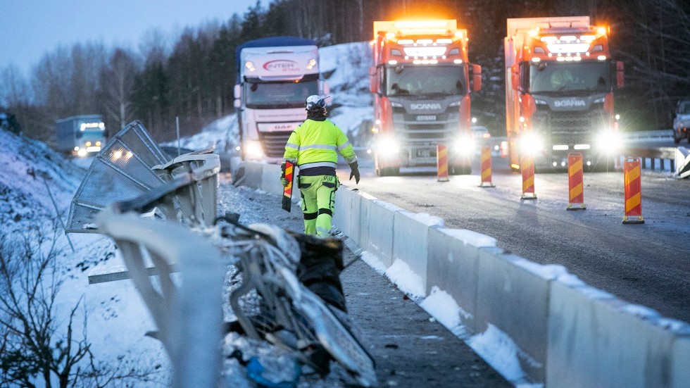 En skyddsbarriär sattes upp vid det skadade räcket på E4 i höjd med Trosa.
