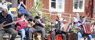 Mat och musik på grillfest i Bureå