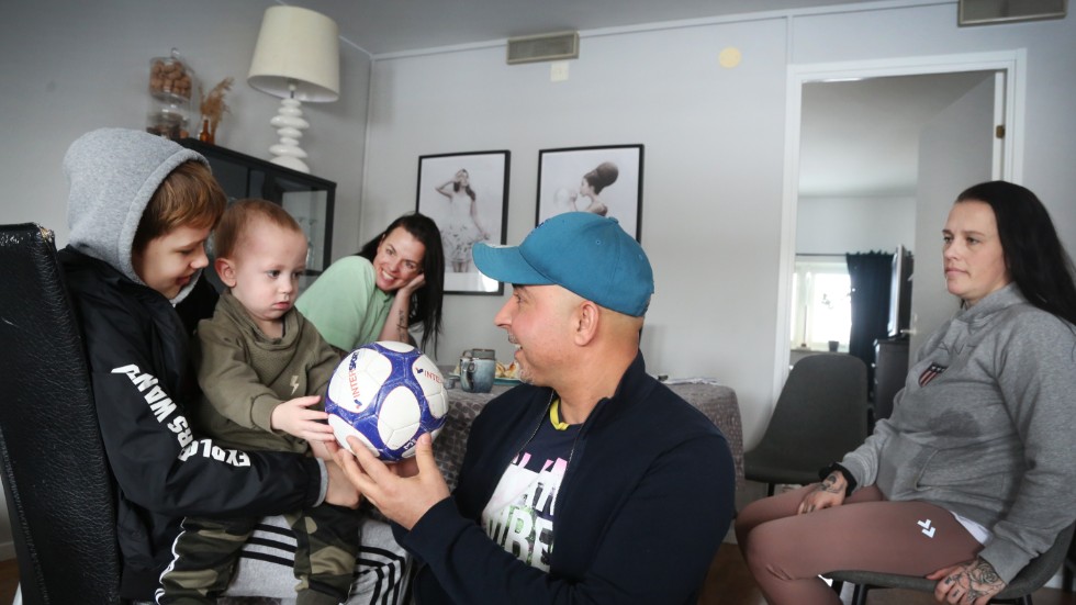 Youssef Belkouche och Milan i storebror Målles famn. Youssef säger att han är lika glad som Milans mamma Sandra och moster Linda för att allt gick så bra. Tvekade att ingripa gjorde han aldrig. 