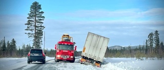 Lastbil bärgas mellan Arvidsjaur och Abborrträsk