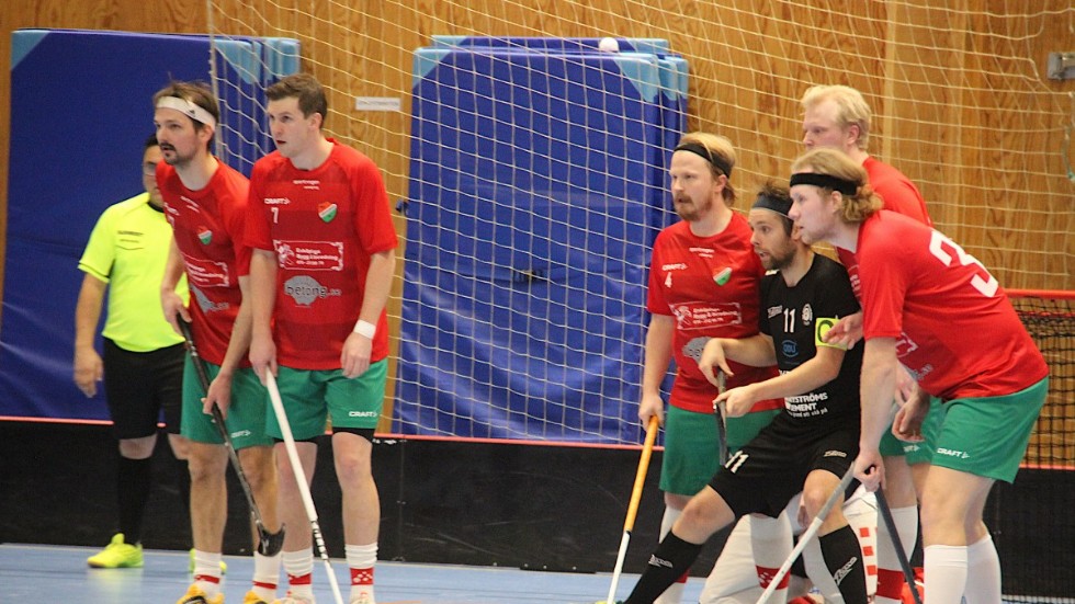 Fjärdhundra SK försvarar sig i en match förra säsongen. Laget tog steget upp i division 5, men nu lägger man ned på grund av spelarbrist.