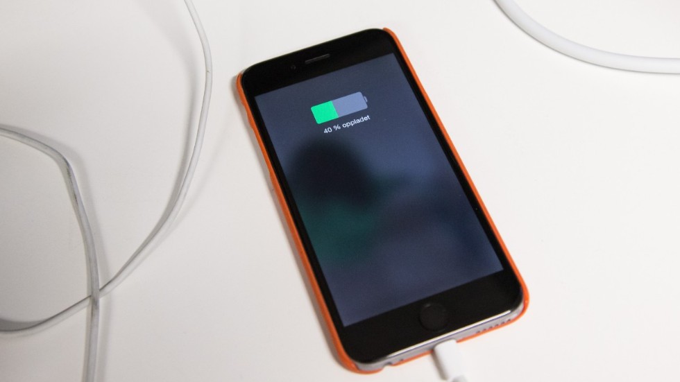 Nästan alla smarta telefoner har batterier som klistrats fast och är svåra att byta. Arkivbild.