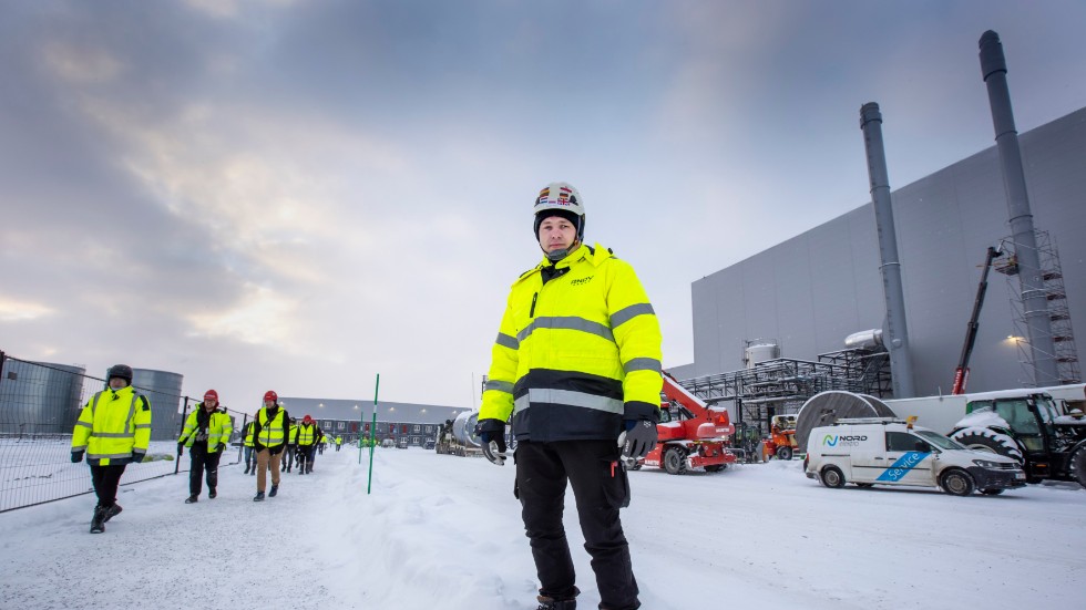 En strid ström av arbetare är på väg till sin lunchrast vid Northvolts fabriksområde, där Ruslan Piven arbetar.