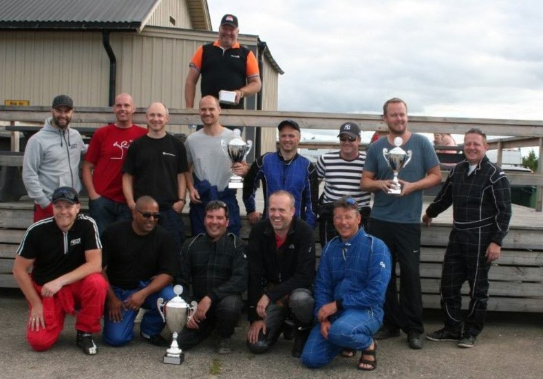 TOPP TRE I 4-TIMMARS. På huk segrande Mayflower med Fredrik Jansson, Fredrik Melander, Christer Strömberg, Daniel Melander och Mats Loggert. Stående t v Allez Allez med Pelle Nilsson, David Ström, Ronnie Stenlund och Jörgen Lindbäck. Till höger 4 Sign med Tomas Johansson, Andre Johansson, Per Stralström och Kent Nilsson. FOTO: BARBRO FORSMAN