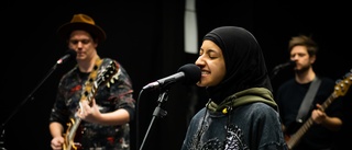 TV: Amena gör popup-konsert i Västervik • Står på scen för första gången sedan Idol • Hör ett smakprov från repetitionerna i Stockholm