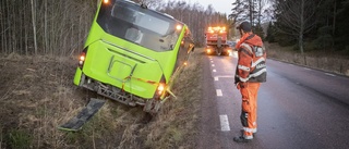 Buss i diket utanför Nyköping – mycket halt på platsen